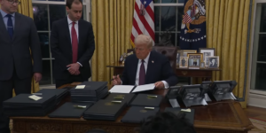 Tramp potpisao niz naredbi, proglasio vanrednu situaciju na američko-meksičkoj granici (VIDEO)