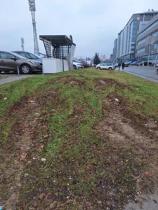 Vozilo “Pauk službe” preoralo zelenu površinu ispred RTRS-a