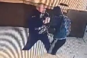 Drama u banci: Radnik obezbjeđenja golim rukama zaustavio naoružanog pljačkaša (VIDEO)