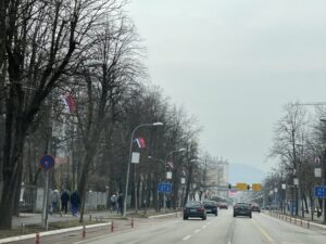 Počele pripreme za obilježavanje Sretenja; Ulice Banjaluke krase trobojke Srpske i Srbije