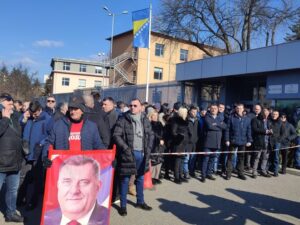 Poruke ispred Suda BiH: Kada politički termini uđu u pravo, onda je kraj prava; Narod će stati u odbranu predsjednika Srpske (VIDEO)