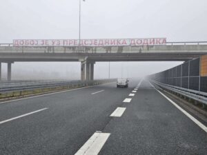 Na auto-putu transparenti podrške predsjedniku Srpske (FOTO)