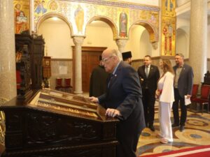 Đulijani sa delegacijom obišao Hram Hrista Spasitelja u Banjaluci, položio cvijeće na spomenik 12 beba