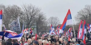 Kamenom gađali autobus iz Srpske koji se vraćao sa skupa u Sremskoj Mitrovici