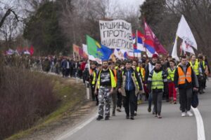 VELIKI PROTEST U KRAGUJEVCU: Blokiran Lepenički bulevar, čuju se pištaljke i vuvuzele