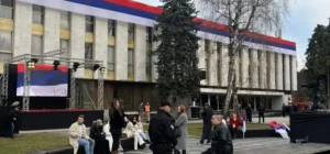 Počelo okupljanje ispred Narodne skupštine: Građani iz svih krajeva Srpske u Banjaluci