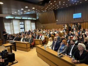 Žarko Mićin, novi gradonačelnik Novog Sada – ispred skupštine incidenti