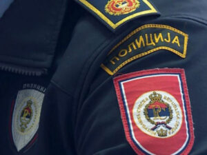 Bačena bomba pred zgradu u Sokocu
