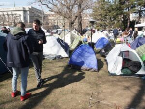 Studenti u blokadi skandirali i vrijeđali studente koji žele da uče, kordon policije između njih