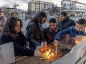 U Kočanima tuga i tišina, građani palili svijeće za nastradale u požaru