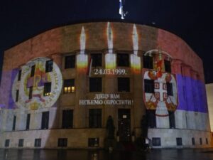 Palata Republike u bojama zastava Srpske i Srbije u znak sjećanja na žrtve NATO bombardovanja