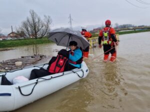 Evakuisano 145 lica, oko 800 objekata zaplavljeno u Prijedoru, građani da prokuhavaju vodu