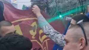 SRAMOTA U SRED BEOGRADA: Na protestu opozicije i „studenata“ razvijena i zastava terorističke UČK