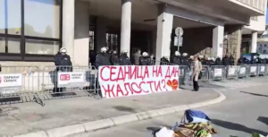 Počela sjednica Skupštine Novog Sada, opozicija opkolila govornicu predsjedavajuće – studenti ispred zgrade
