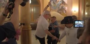 Tuča satanista i hrišćana u Skupštini