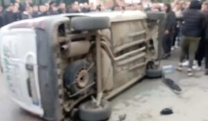 Haos u Kočanima: Građani prevrnuli automobil vlasnika diskoteke