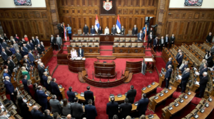 Guranje među poslanicima i baklje u Skupštini Srbije, sala ispunjena dimom