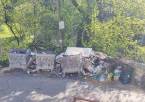 AGONIJA SE NASTAVLJA Stanari u Ulici Alekse Šantića ponovo ZAROBLJENI U SMEĆU, dok očajno mole za pomoć, nadležni im SPUŠTAJU SLUŠALICU