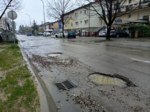 (FOTO) KOMŠIJA, OTPADE TI TOČAK Rupčage na sred ulica, kiša prestala, krateri ostali