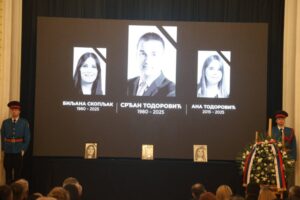 Završena komemoracija za Srđana Todorovića i njegovu porodicu, prisutni se kroz suze oprostili od stradalih
