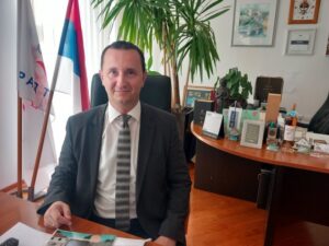 Ćurić potvrdio da mu je u Nikšiću kamenovano vozilo