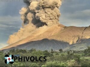 Erupcija vulkana Kanlaon na Filipinima, stub dima visok 4.000 metara