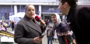 Blokaderi uznemiravali novinarku RTS-a, unosili joj se u lice i zviždali