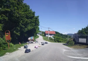 Donja Kola pretvorena u deponiju: Put devastiran, razbacano smeće