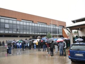 PROTEST SRBA U SJEVERNOJ MITROVICI: Više od stotinu djece sa roditeljima ispred sportske hale, policija blokira ulaz