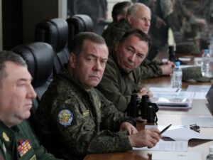 Medvedev: Niko ne garantuje da će Kijev vidjeti 10. maj u slučaju provokacije na Dan pobjede