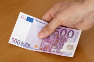 SKANDAL NA SVADBI: Mladencima poklonio lažnih 500 evra, pa tražio kusur