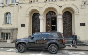 Umjesto da bude primjer građanima: Stanivukovićev automobil parkiran na dva parking mjesta