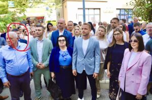 Dok direktor Vodovoda statira ispred suda, voda mu šiklja u dvorištu FOTO