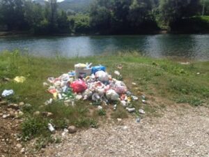 Izletište preko puta Vrućice u Šeheru zaraslo i zatrpano smećem