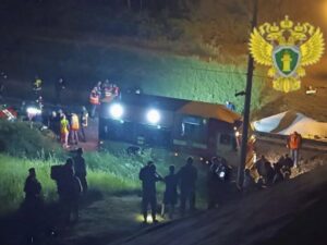 Dvije nesreće u Rusiji – obrušio se nadvožnjak na voz u pokretu u Brajnskoj oblasti, srušio se i željeznički most u Kurskoj