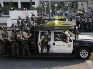 Potpuni haos u Los Anđelesu: Policija ispalila gumene metke, Pentagon šalje vojsku u pomoć