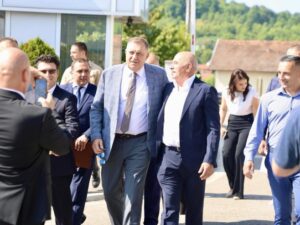 Dodik u Kostajnici na svečanosti povodom 25 godina Foreste, uručio orden rukovodstvu firme (FOTO)