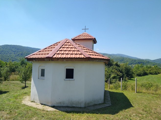 Srpska kapela u Kaknju ponovo oskrnavljena, razbijena stakla, izvršen upad