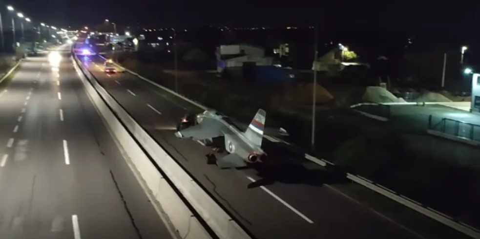 Borbeni avion drumom stigao iz Laktaša u Banjaluku