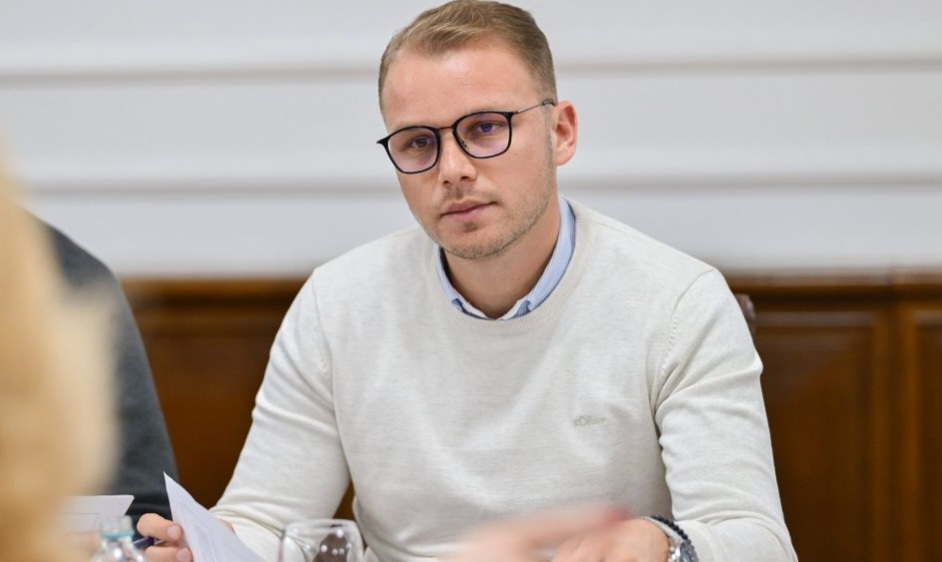 Naočari bez dioptrije nisu znak inteligencije