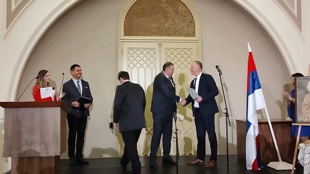 Dodiku u Budimpešti uručeno odlikovanje za pomoć i podršku srpskoj zajednici (VIDEO)