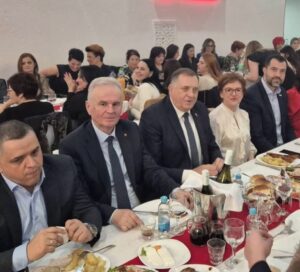 Dodik u Srpcu sa ženama SNSD-a: Poštujte ih, pazite i čuvajte 365 dana u godini
