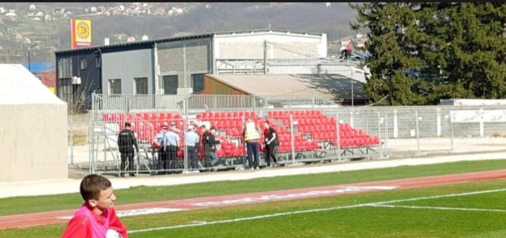Navijači Željezničara u Doboju zadržani zbog tribine namazane svinjskom masti
