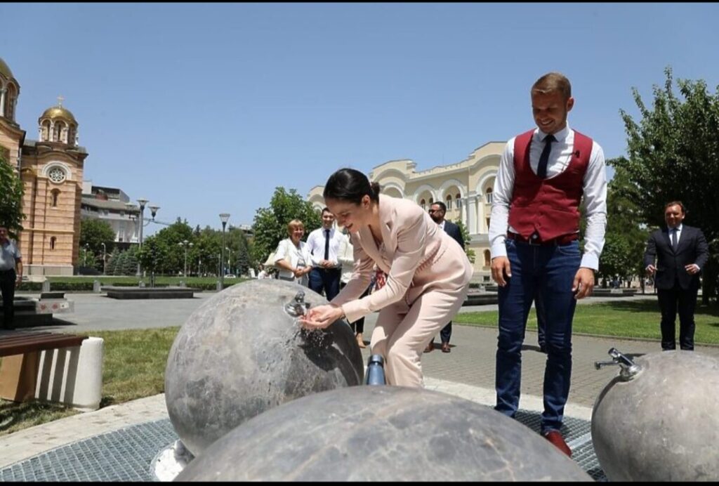 Stanivuković zaboravio kako je ugostio Benjaminu Karić i planirao spomenik tzv. Armiji BiH usred Banjaluke,  dok su srpske žrtve na Kazanima ponižavane