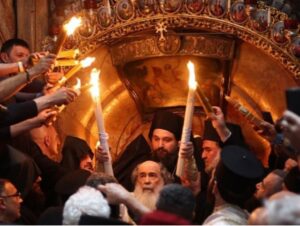 U hramu Groba Gospodnjeg u Јerusalimu pravoslavno sveštenstvo prizvalo Blagodatni oganj