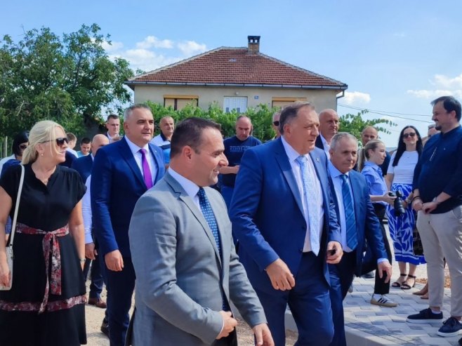 Dodik, Minić i Cvijanović u posjeti Bileći, obilaze gradilište novog vrtića