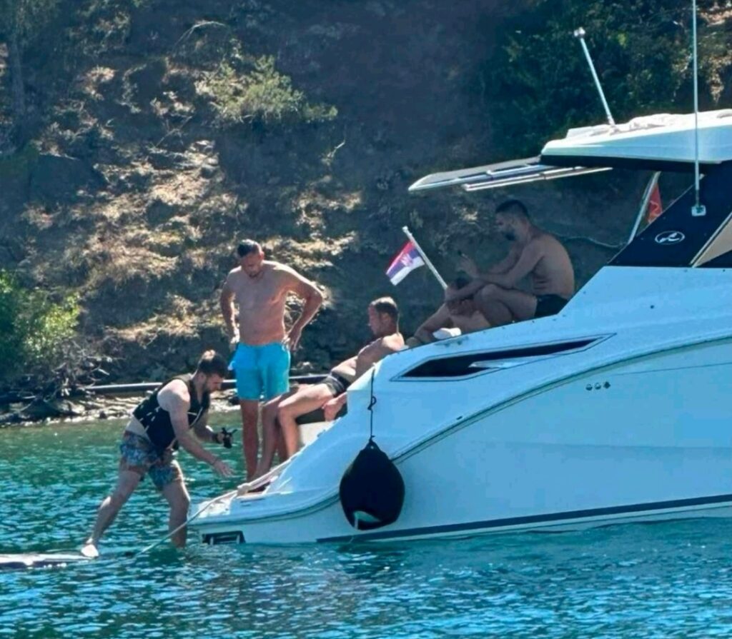 ĐE GAZIŠ JEŽA I MALOG PUŽA?  Aj svi čitajte tekst