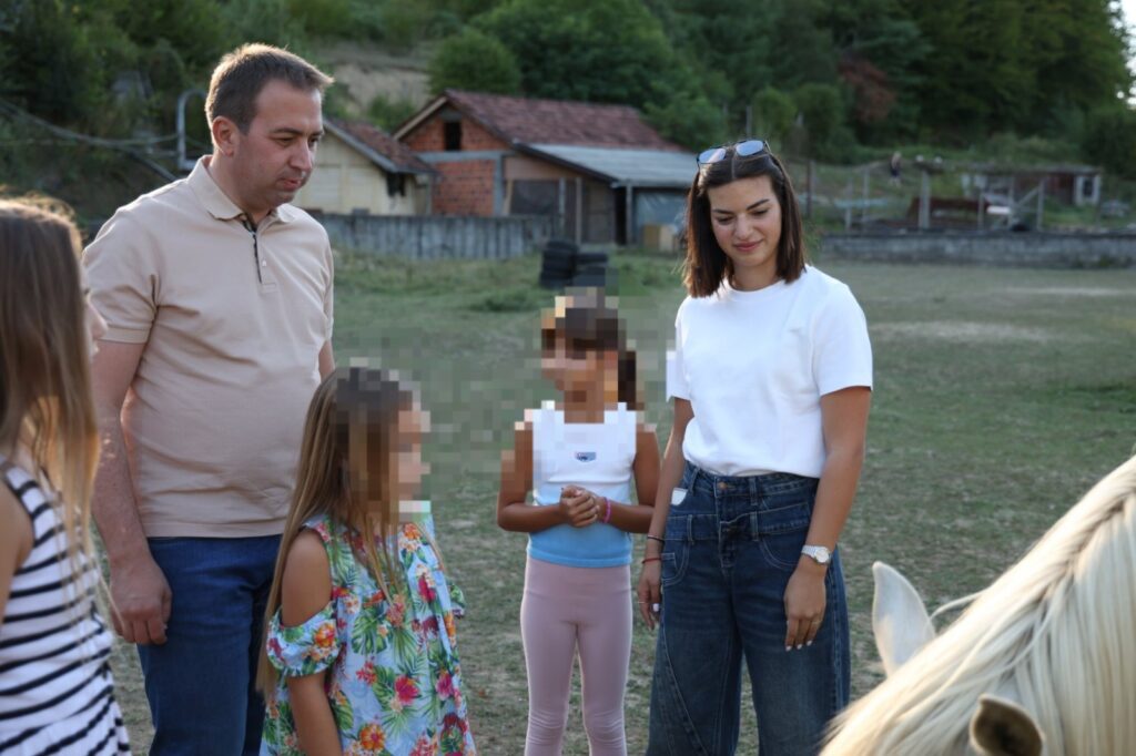 Selak sa kćerkama posjetio Udruženje „Humanost spaja“: Ljubav prema životinjama uči se od malih nogu