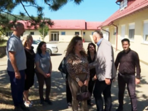 Minić u posjeti Centru za razvoj poljoprivrede i sela; Na Manjači uručio rješenja za dodjelu traktora