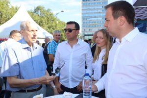Selak sa građanima na Trgu Krajine: Politika mora da bude među ljudima